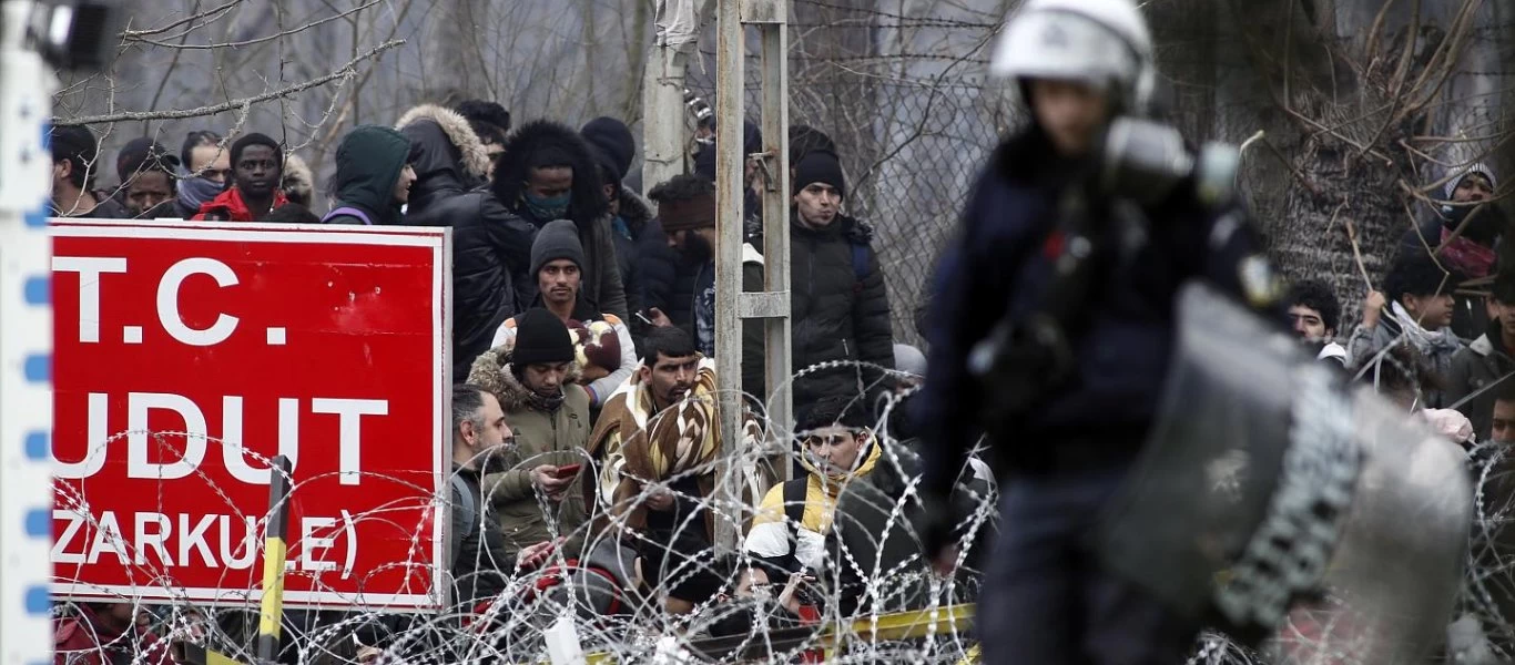 Έβρος: Με υβριστικά συνθήματα αφηνιασμένοι αλλοδαποί επιτίθενται στους αστυνομικούς - Αγρότες ψεκάζουν τον φράχτη!